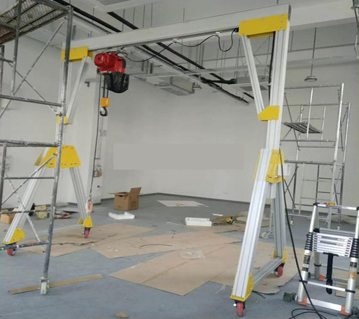 Portable mobile gantry crane