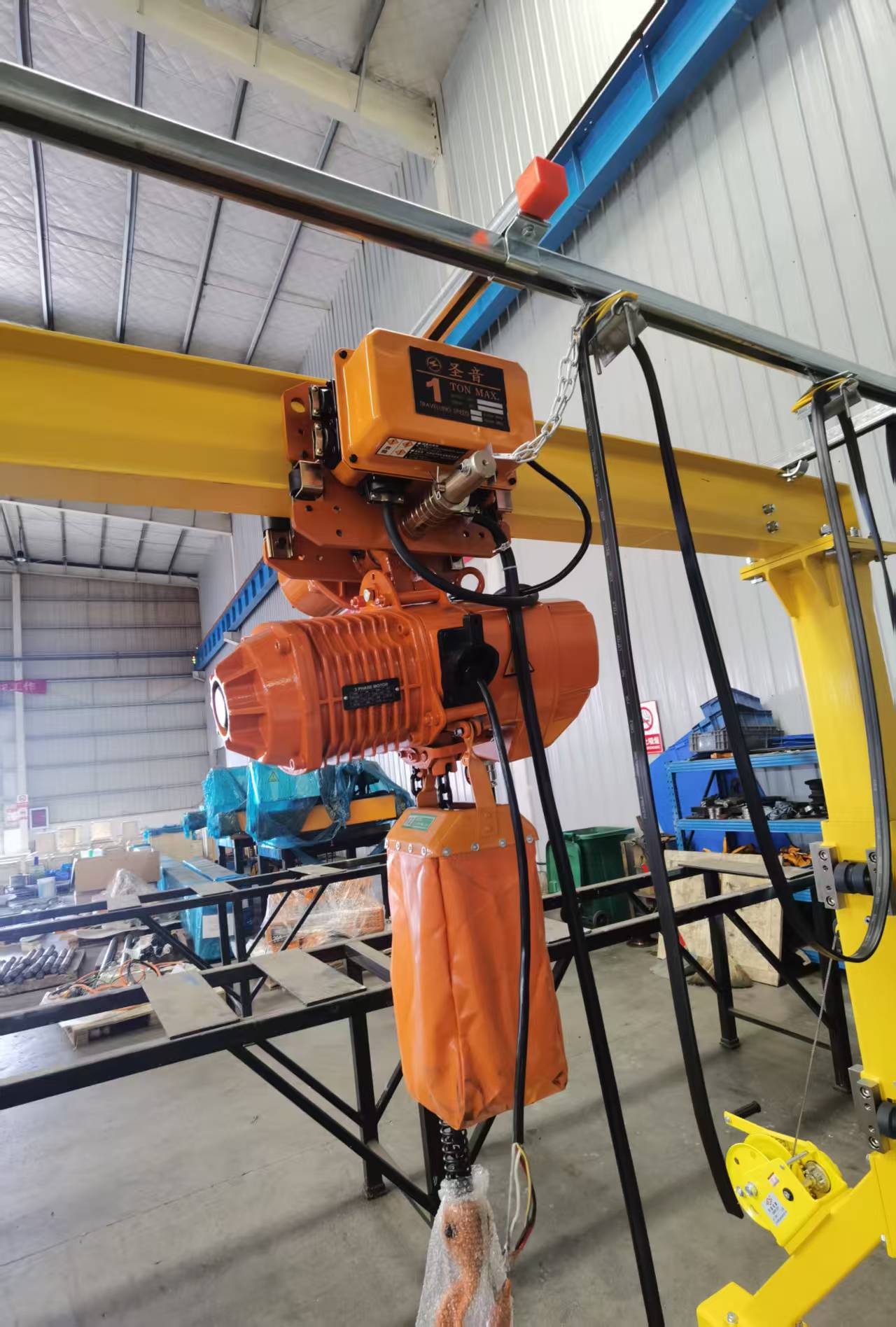 Electric hoist for gantry crane