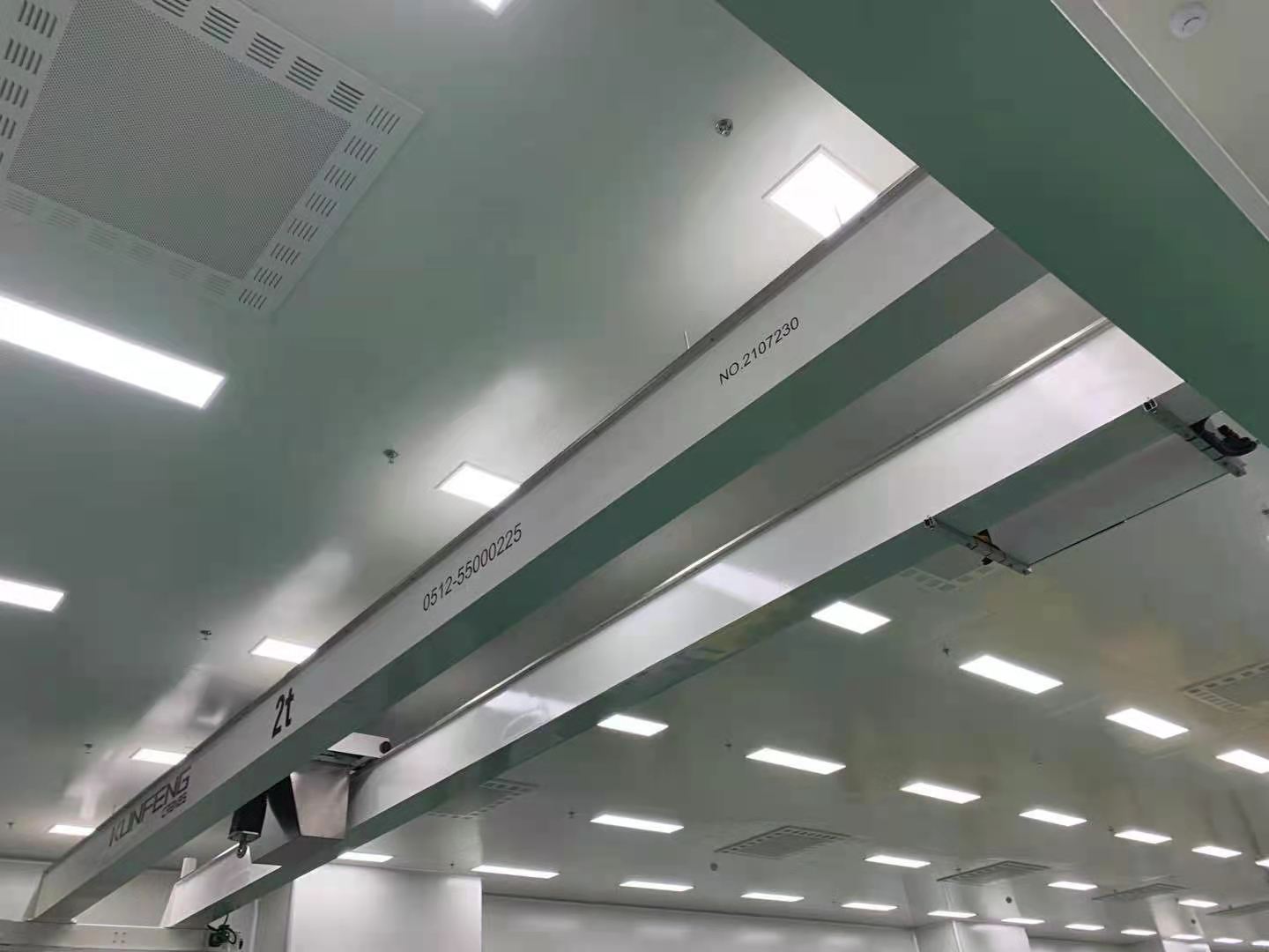 Lift crane for pharma cleanroom