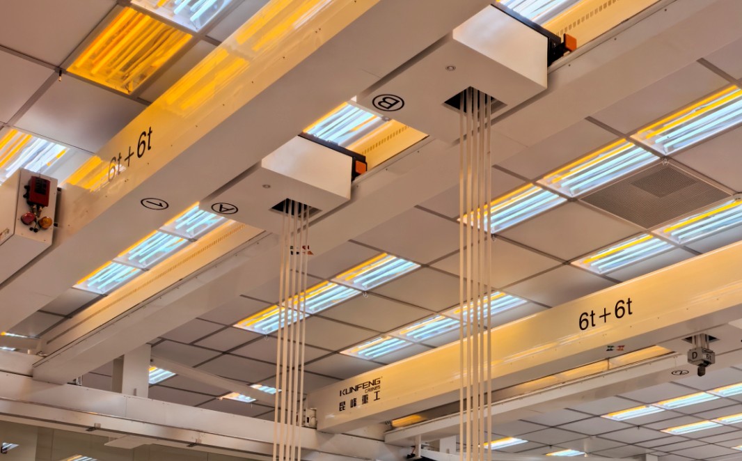 Belt hoist for cleanroom lifting