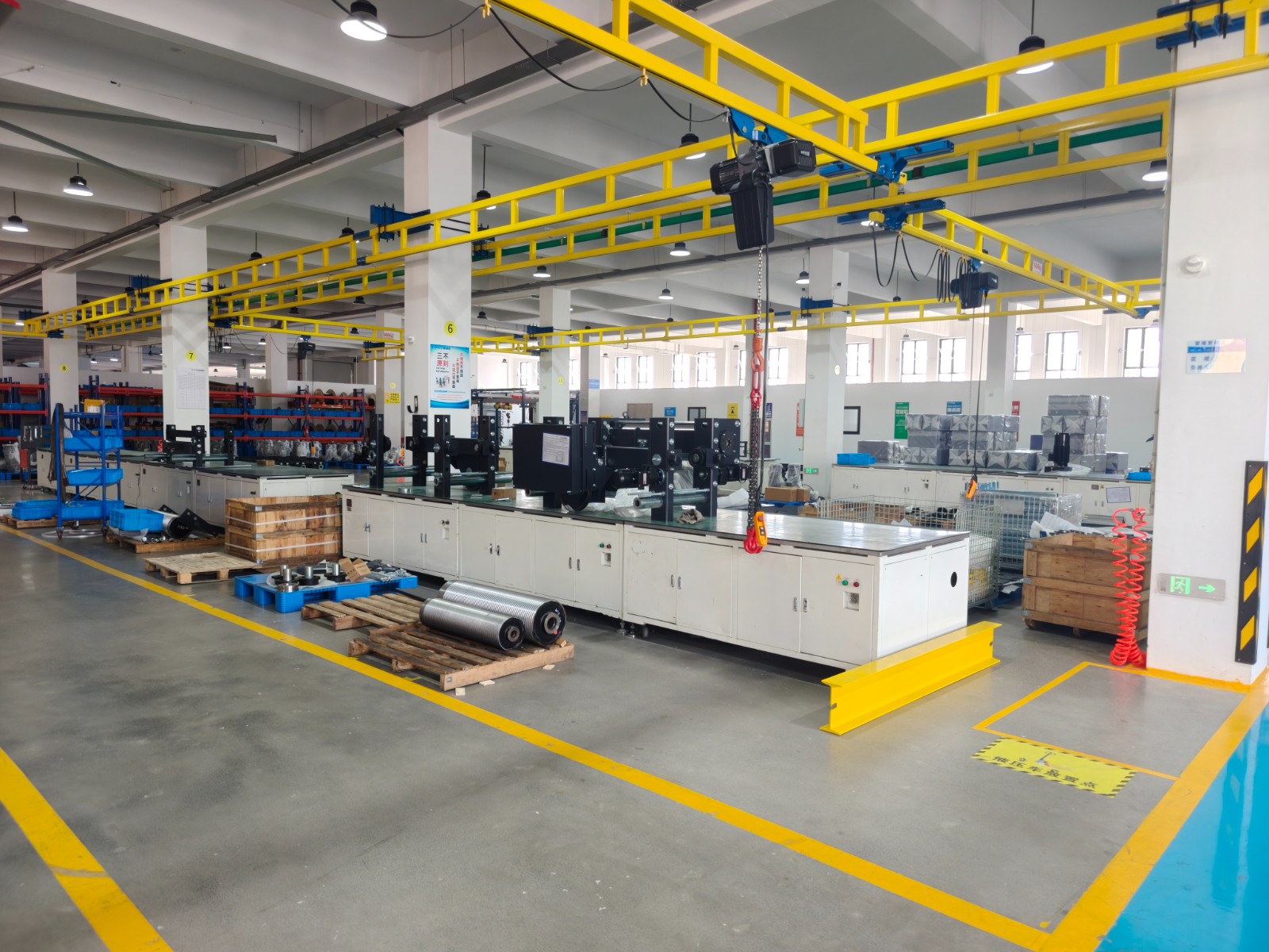 Low headroom light crane system