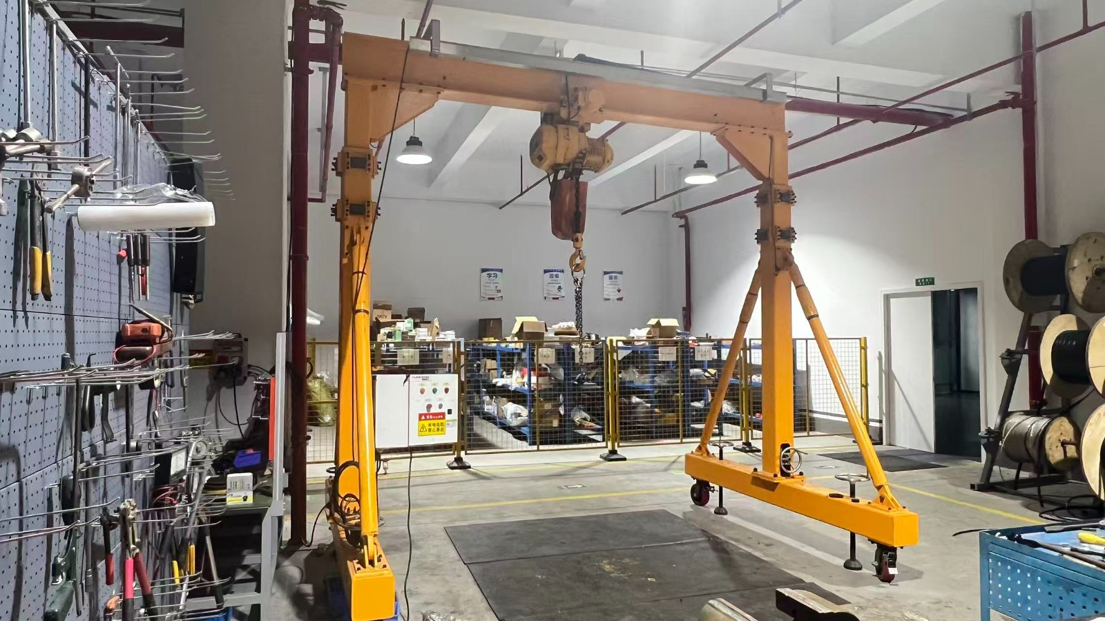 Adjustable mobile gantry crane