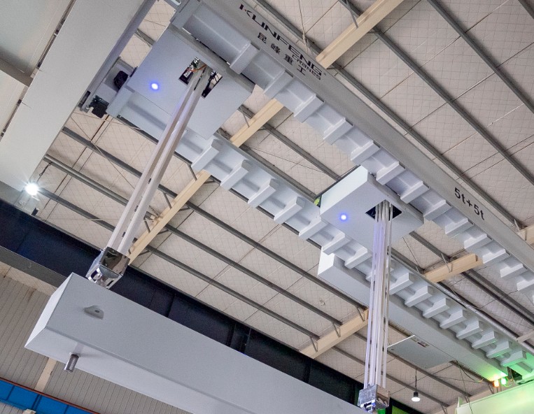 Cleanroom overhead crane with belt hoists