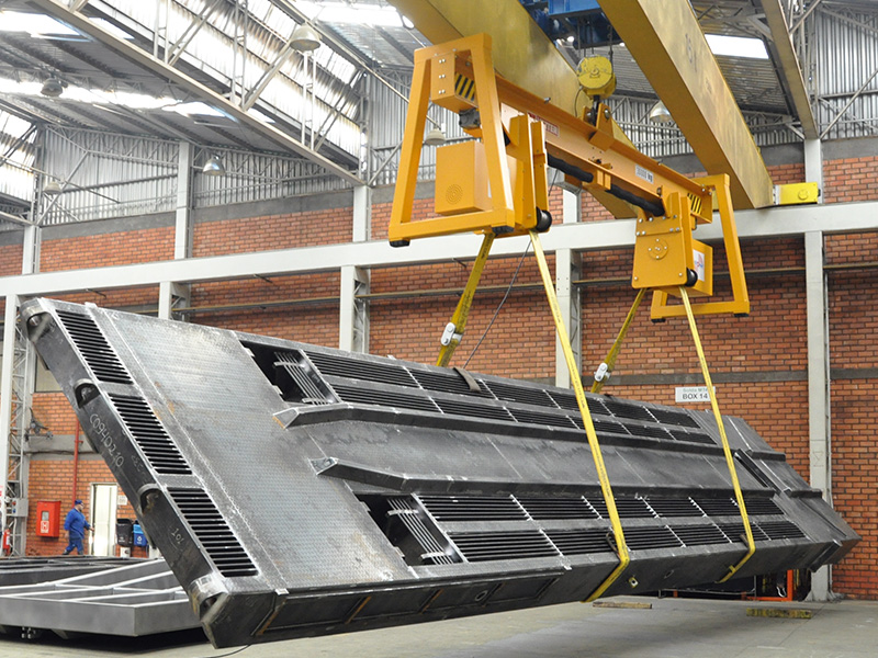 Turnover lifting beam for rotating steel slab