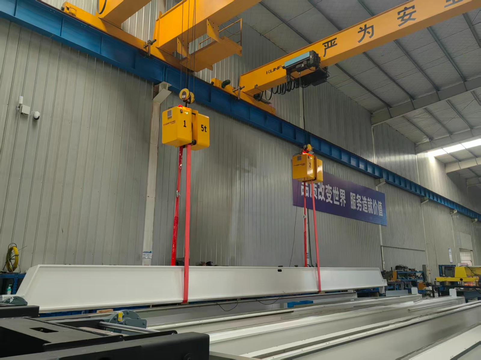 Rotating spreader beam for structural steel